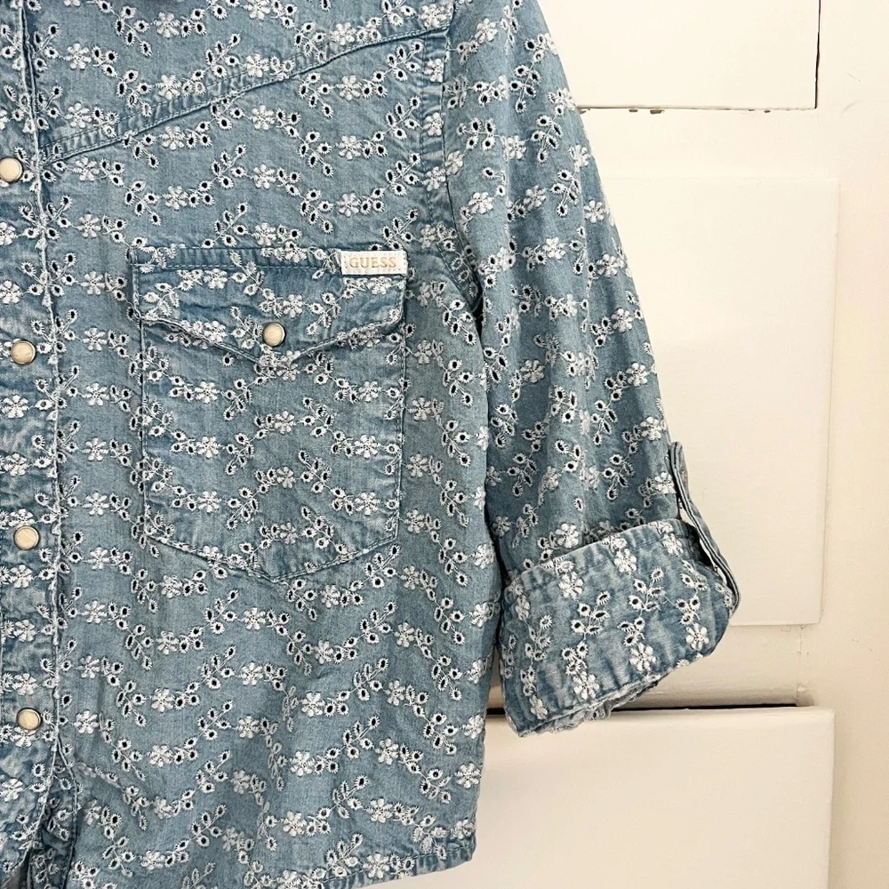 Guess Chambray Eyelet Tie Front Shirt Blue Western Floral Embroidered Top M - Picture 3 of 7